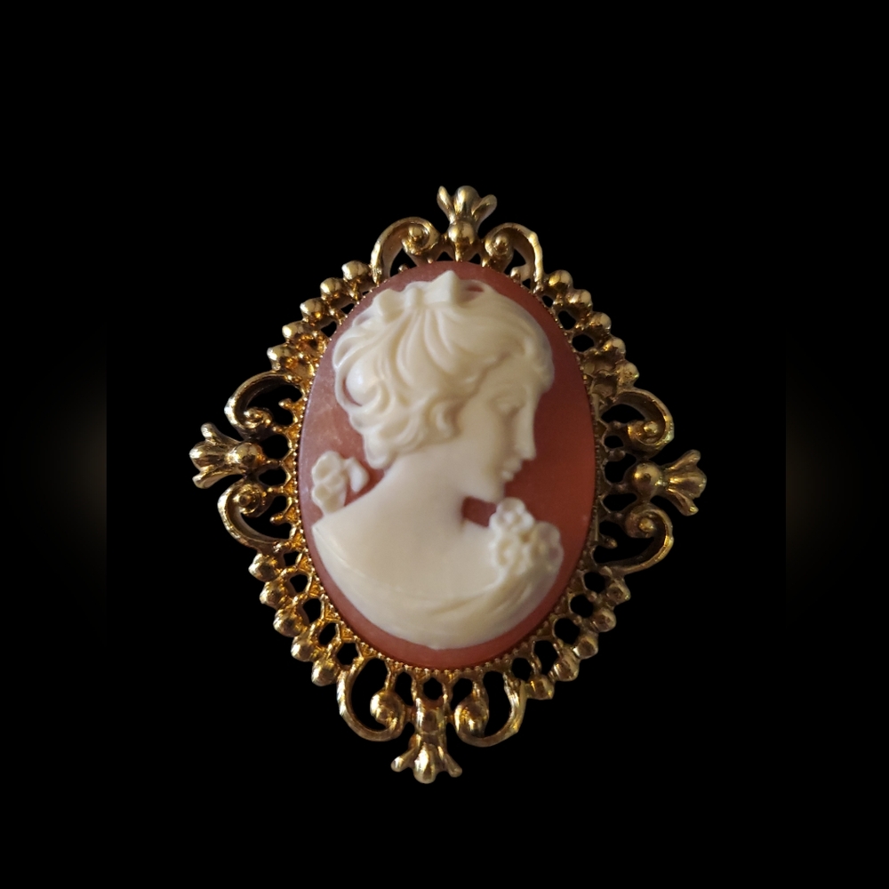Avon Gold-tone Cameo Locket/Brooch